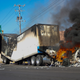 Un camión ardiendo tras los enfrentamientos de ejército y cártel en Culiacán.